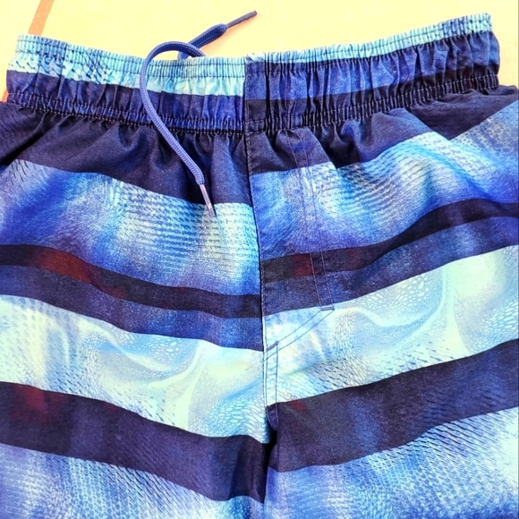 EUC- BUNDLE OF BIG BOYS UNDER ARMOUR SWIM TRUNKS WITH MATCHING NAVY RASHGUARD - Picture 12 of 14